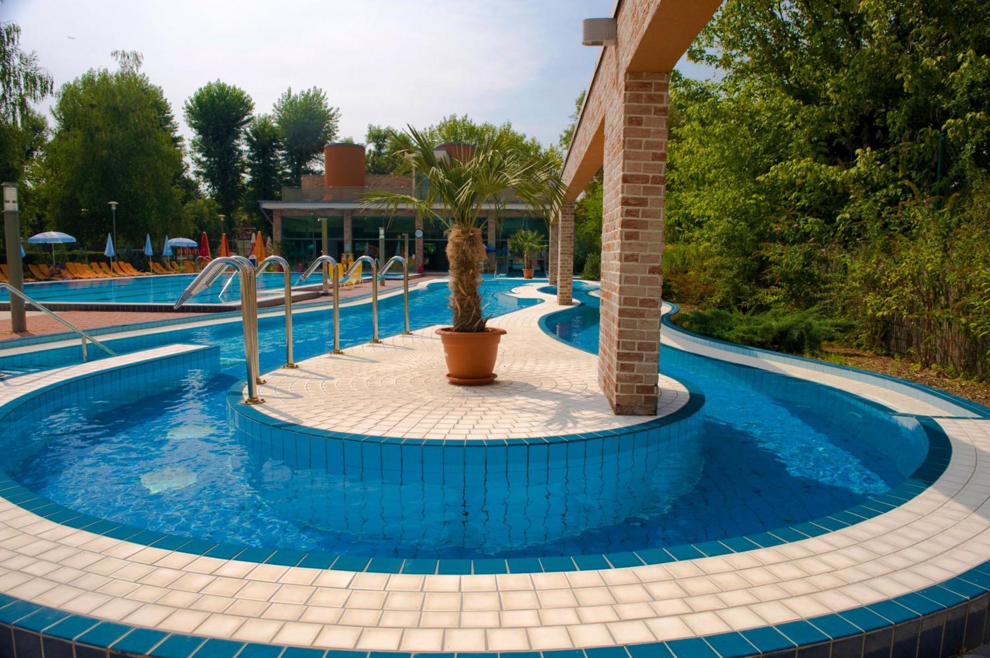 Holiday Beach Budapest Wellness Hotel With Sauna Park Exteriör bild