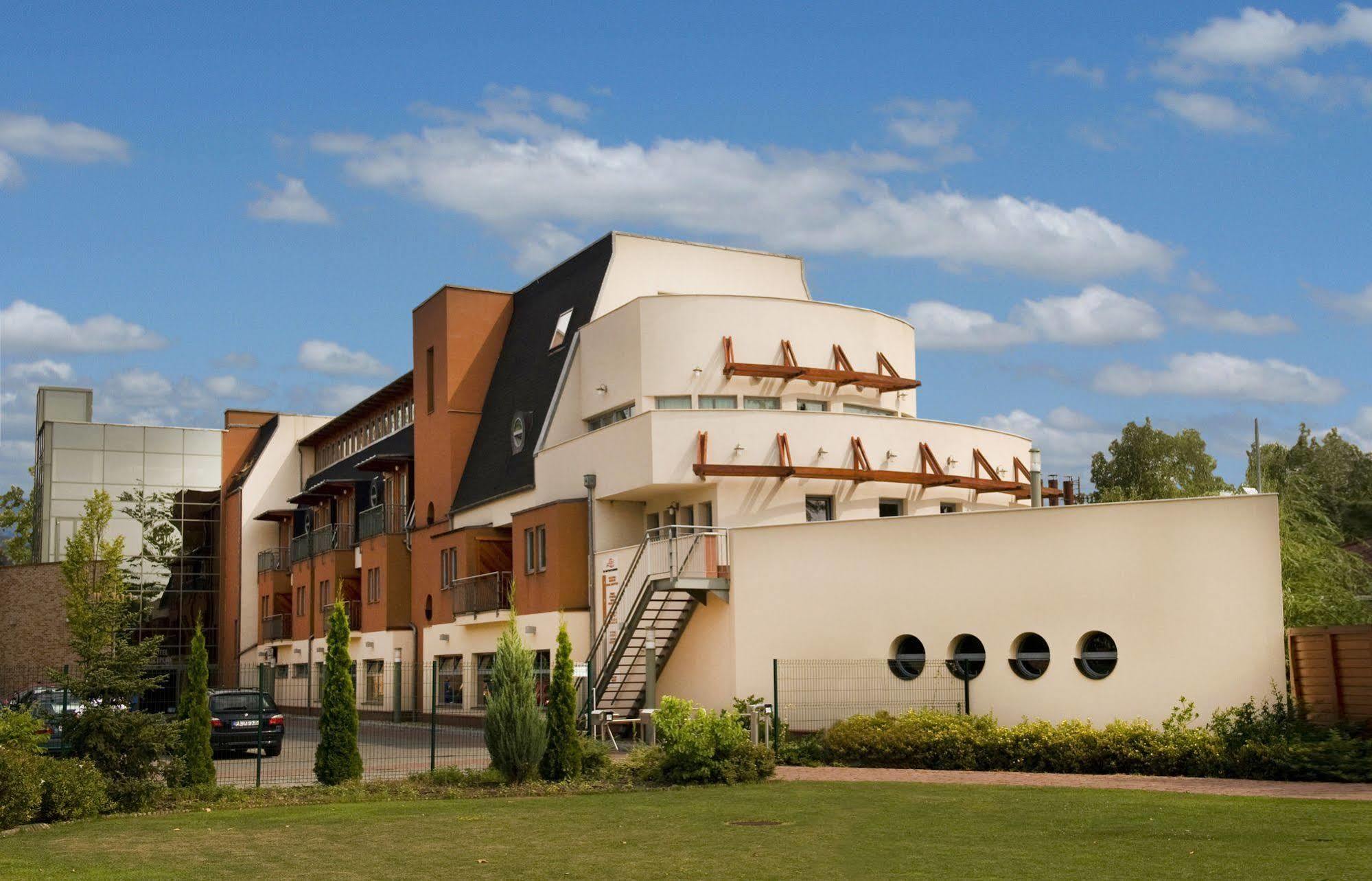 Holiday Beach Budapest Wellness Hotel With Sauna Park Exteriör bild